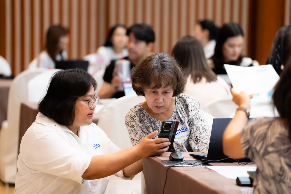 วิทยากรอธิบายองค์ประกอบทักษะการนำเสนอบนกระดานให้ผู้เข้าอบรมองค์กรไทย
