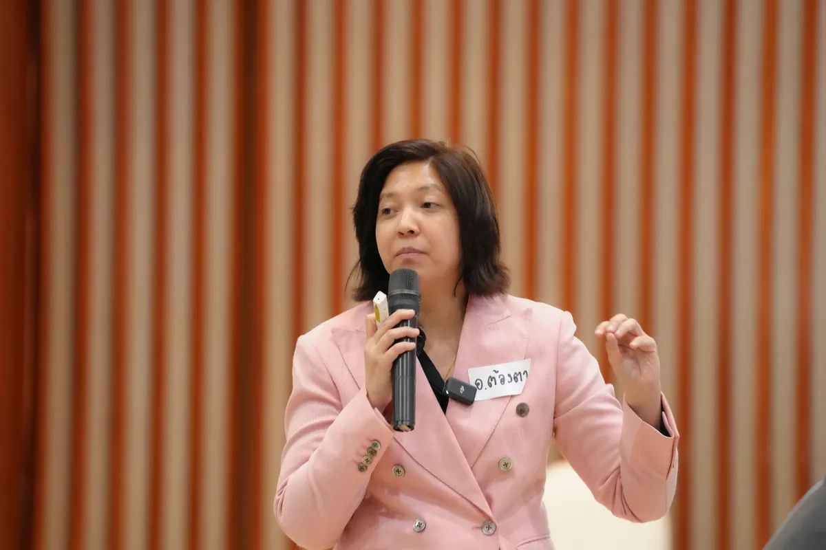 ผู้เข้าอบรมยกมือถามคำถามในคลาส Workshop การนำเสนอของ Betterpitch