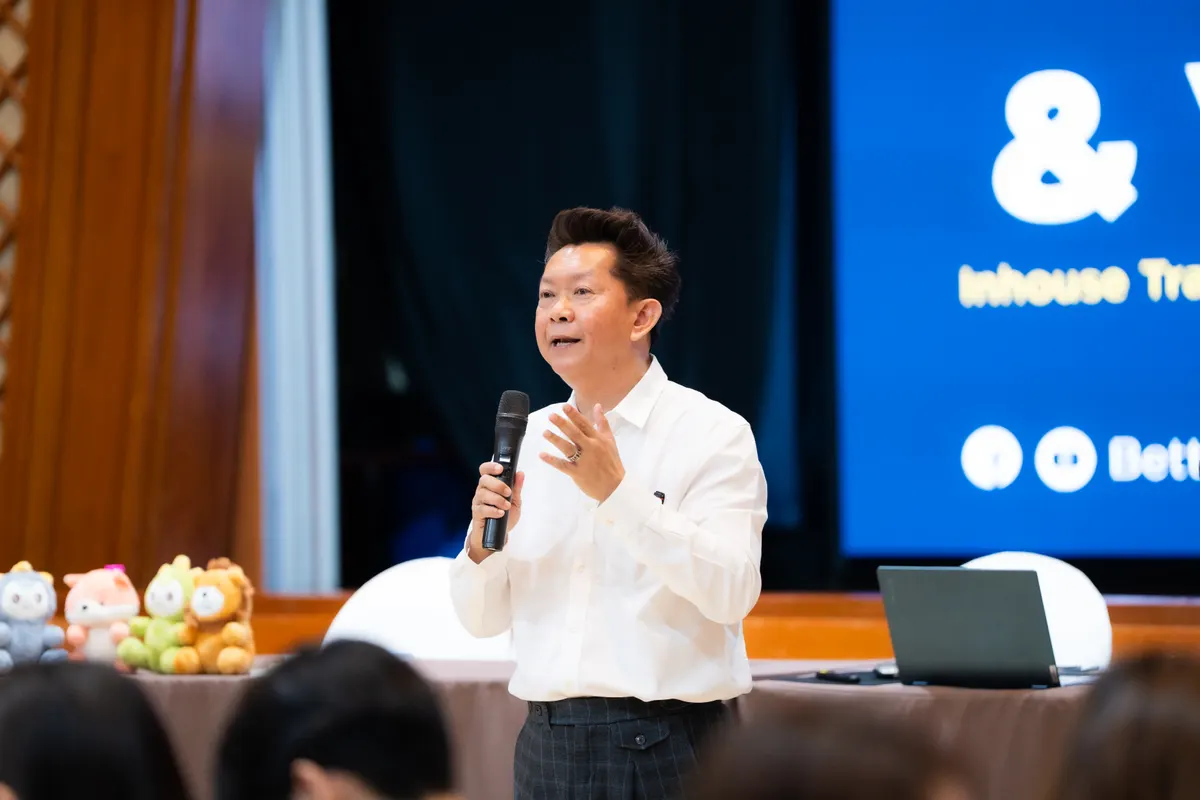 วิทยากร Betterpitch สอนกรอบความคิด THINK TURN TELL บนกระดานให้ผู้เข้าอบรมภาคธุรกิจ