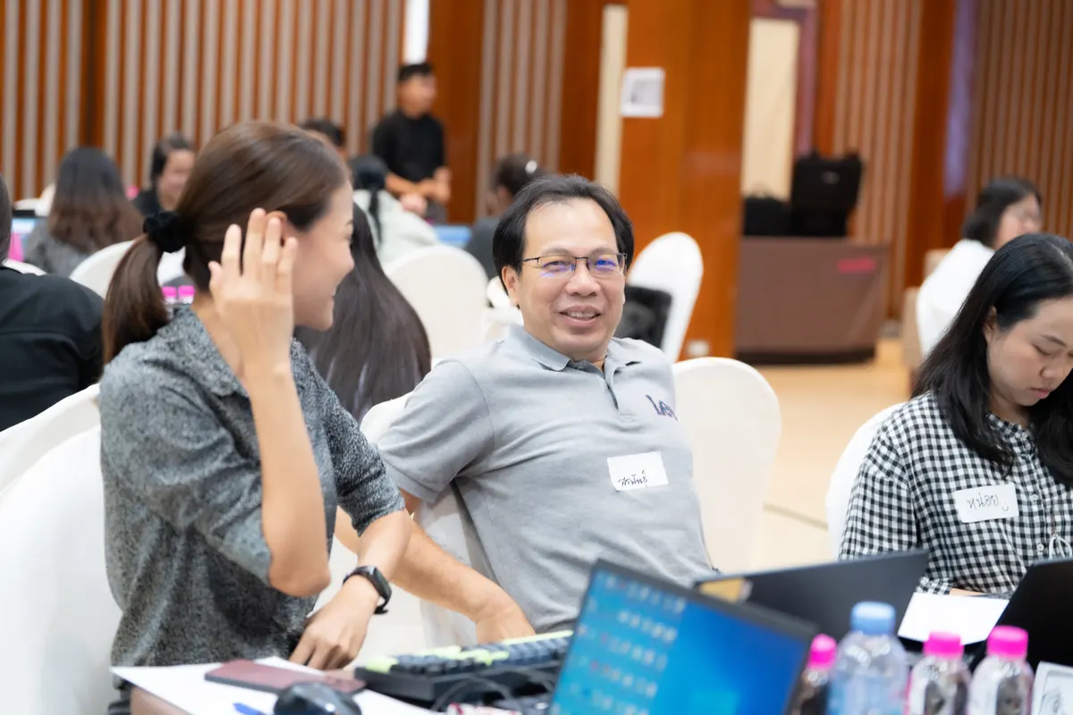 ผู้เข้าอบรมถามคำถามวิทยากร Betterpitch ช่วงท้ายคลาส Data-Driven Presentation