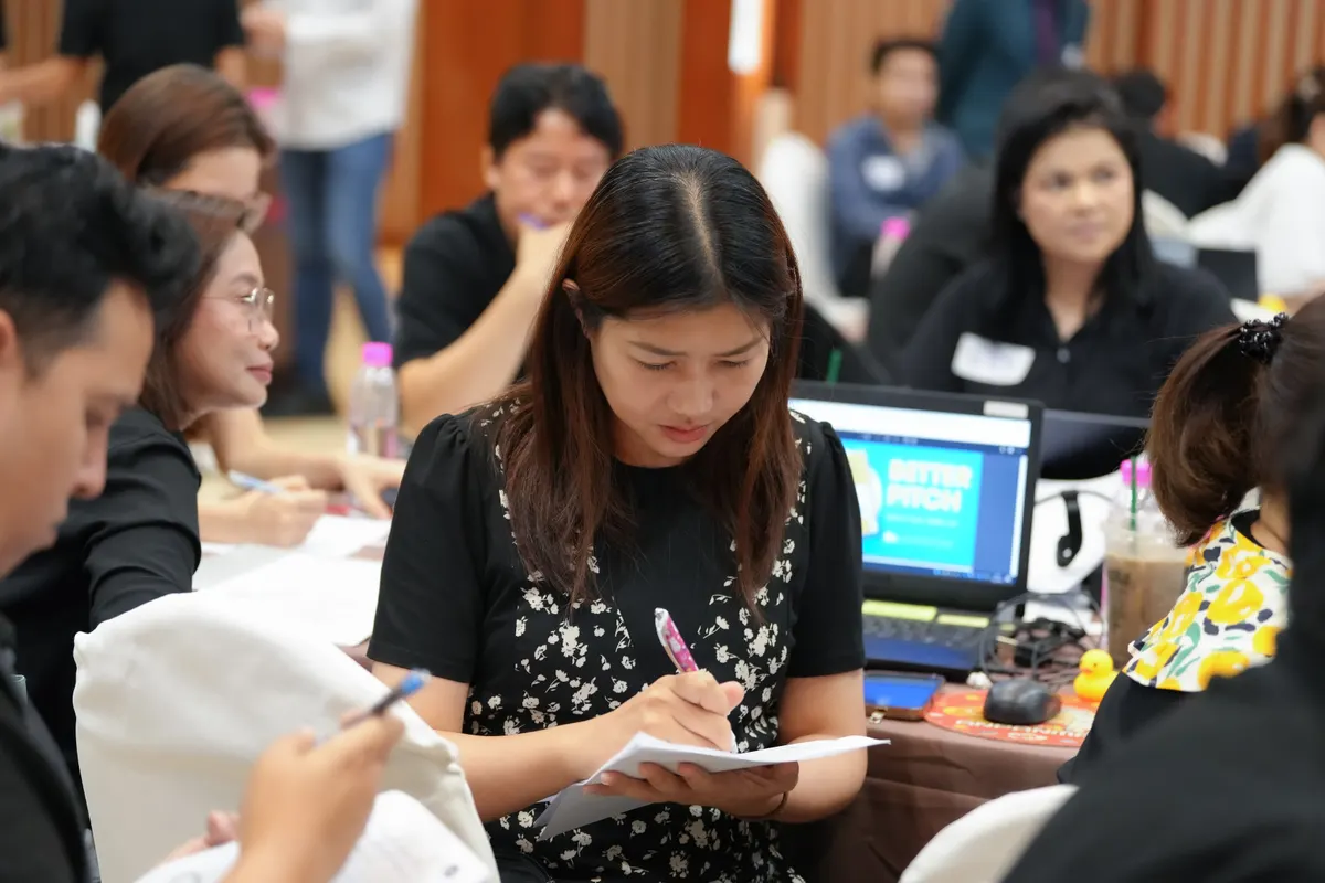 ผู้เข้าอบรมถามคำถามเรื่องการเลือกกราฟกับวิทยากรช่วงท้ายคลาสอบรม