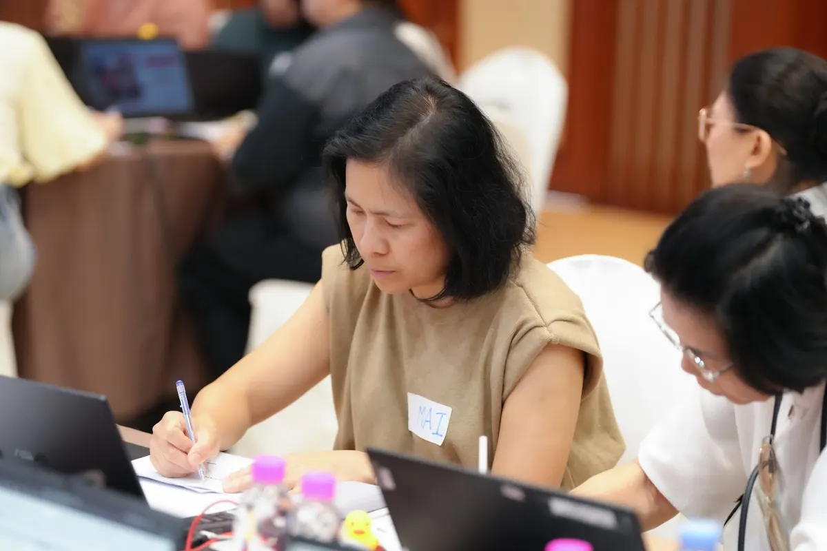 วิทยากร Betterpitch อธิบายความหมายของ Data Visualization ให้ผู้เข้าอบรมฟังในห้องเรียนองค์กร