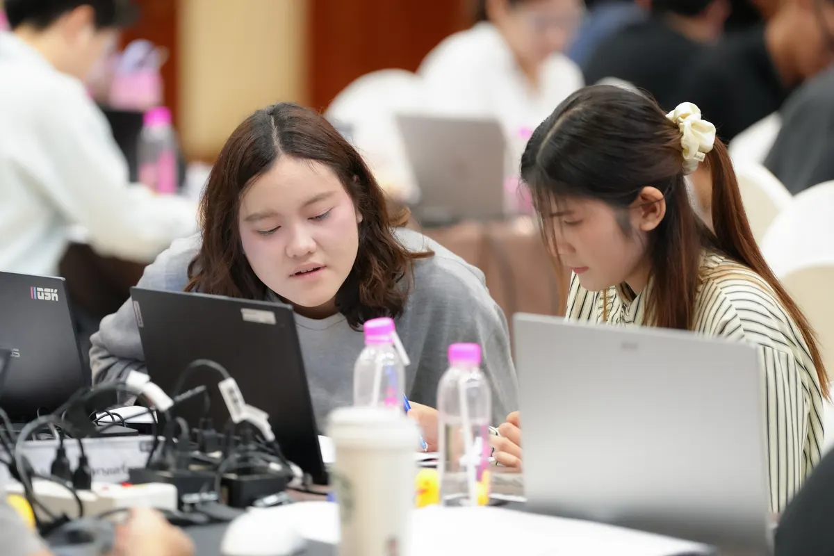 ทีมงานฝึกออกแบบกราฟใหม่จากข้อมูลจริงของทีมภายใต้คำแนะนำวิทยากร