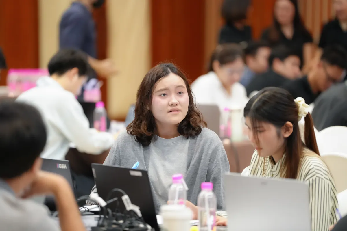 ผู้เข้าอบรมทดลองใช้เครื่องมือ Data Visualization บนคอมพิวเตอร์ระหว่างคลาสภาคปฏิบัติ