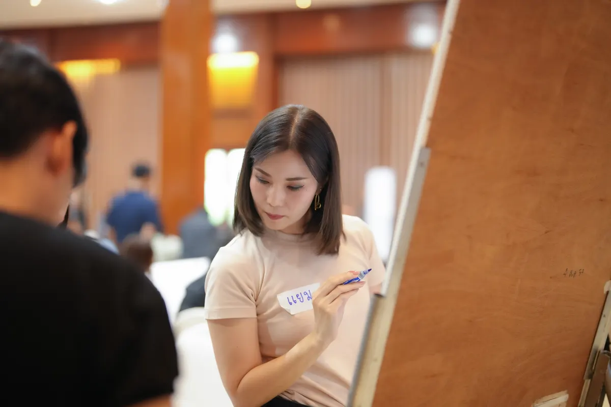 ตัวแทนแต่ละแผนกนำเสนอปัญหากราฟของทีมตัวเองให้เพื่อนร่วมคลาสฟัง