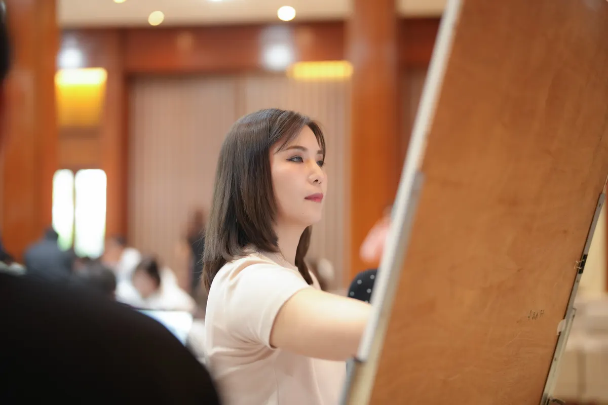วิทยากรอธิบายวิธีวัดผลความคุ้มค่าของการฝึก Data Visualization ให้ทีมผู้บริหาร