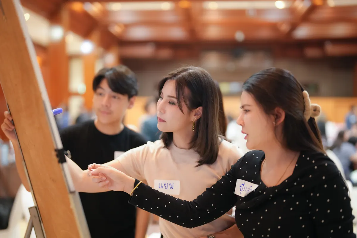 ผู้เข้าอบรมถามคำถามเกี่ยวกับ Data Visualization กับวิทยากรช่วงท้ายคลาส