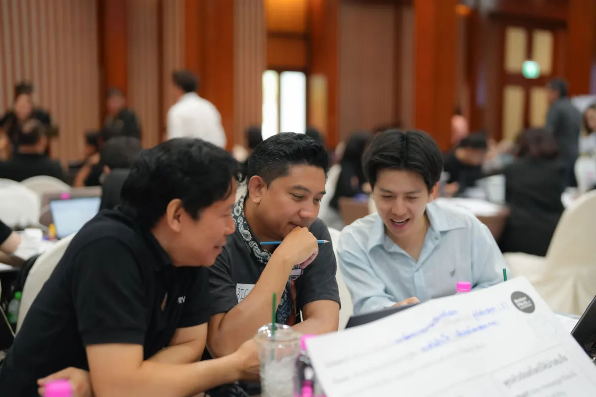 ผู้เรียนฝึกนำเสนอธุรกิจแบบให้เกียรติผู้ฟังตามวัฒนธรรมองค์กรไทย