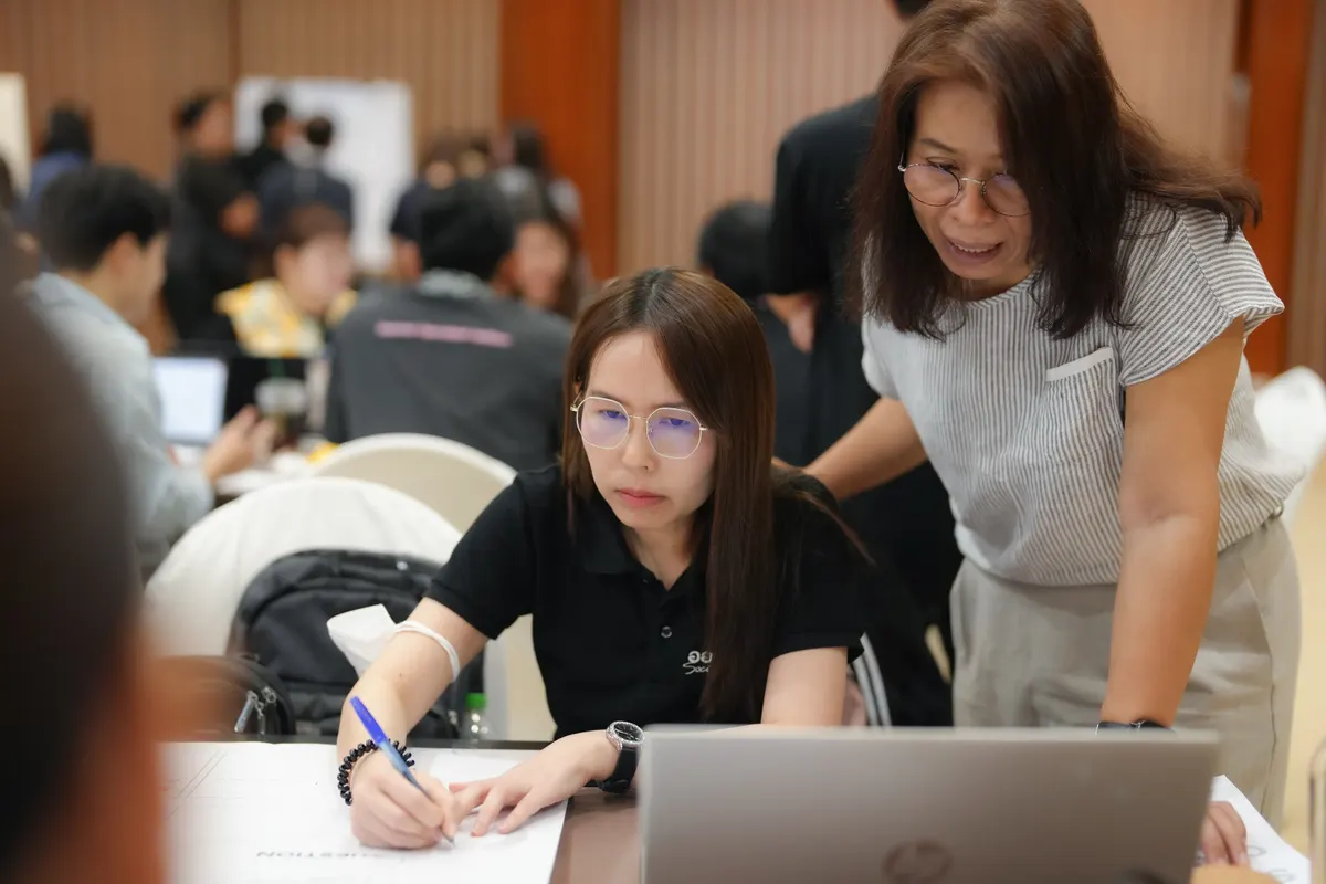 ทีมขายฝึกนำงานจริงมาใส่ในโครงเรื่อง 8 สไลด์แล้วรับฟีดแบ็กจากวิทยากร