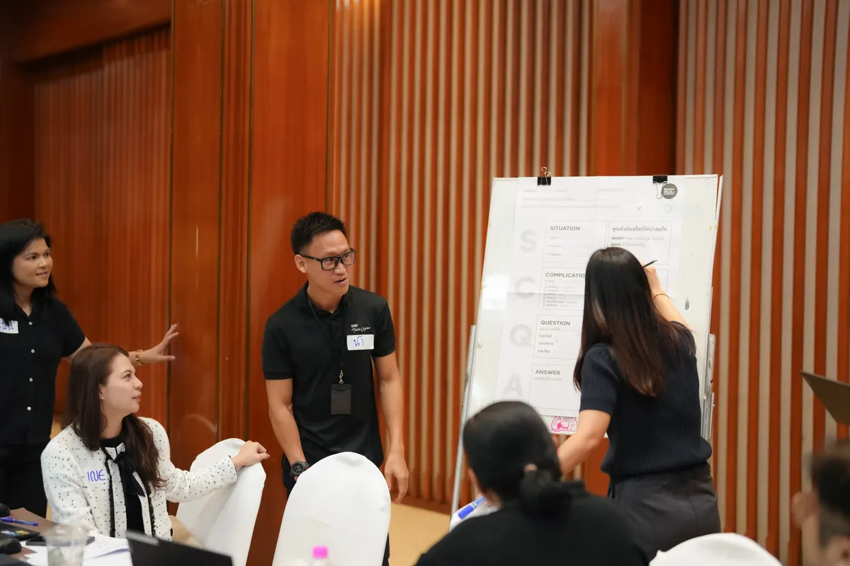 ผู้เรียนซักถามวิทยากร Betterpitch เรื่องเทมเพลต Business Presentation 8 สไลด์