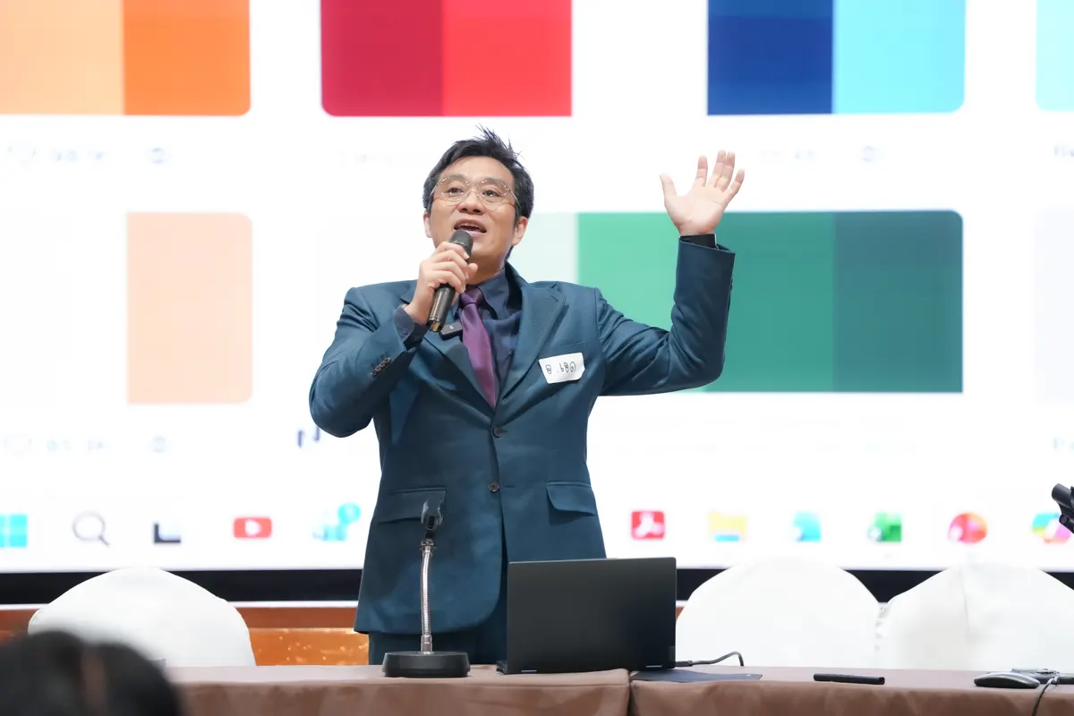 ผู้เรียนระดมความคิดปรับแก้สไลด์ที่สร้างจาก AI ให้ตรงกับธุรกิจของตน