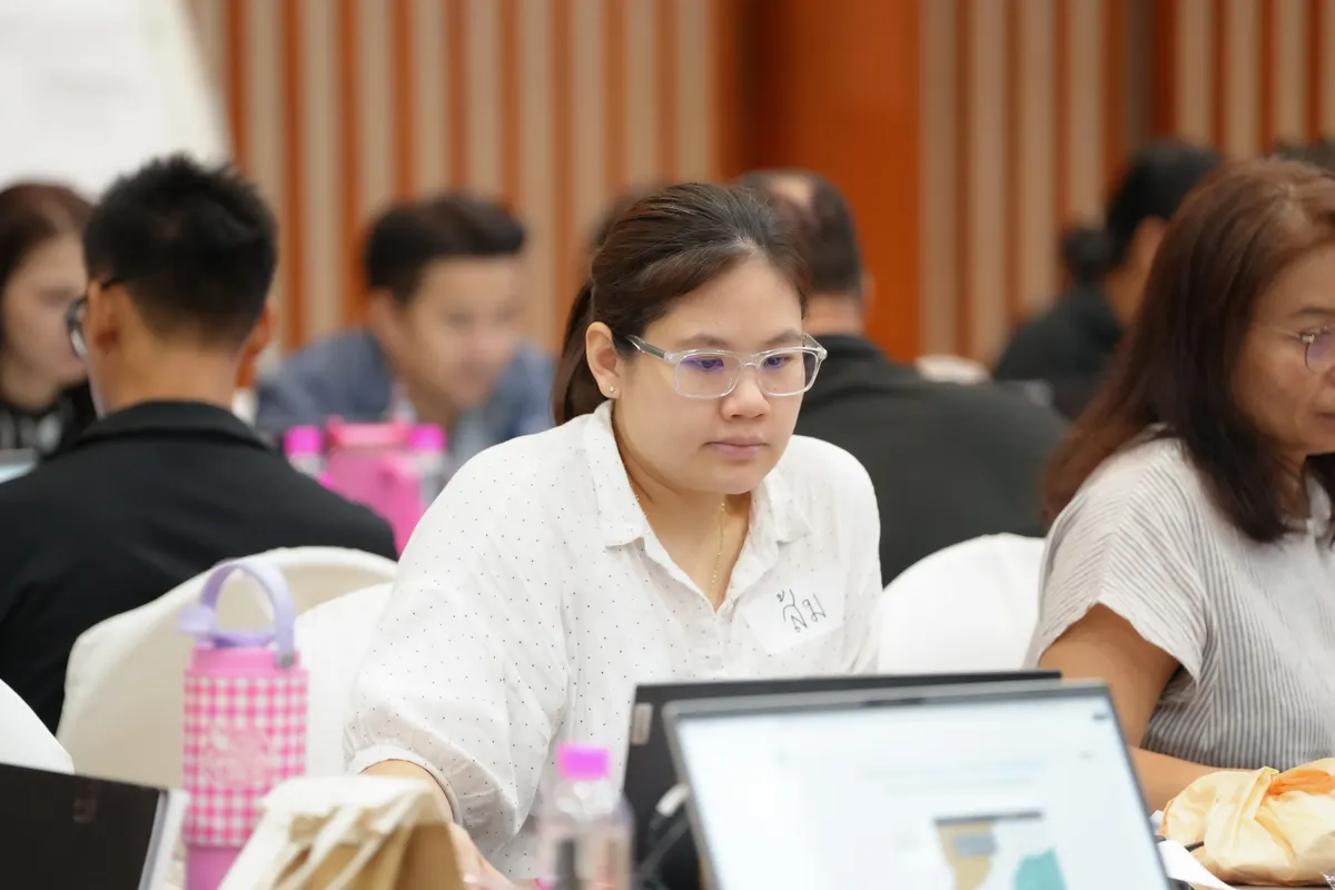 วิทยากรอธิบายความหมาย Data Storytelling ให้ผู้เรียนในคลาสอบรมองค์กร