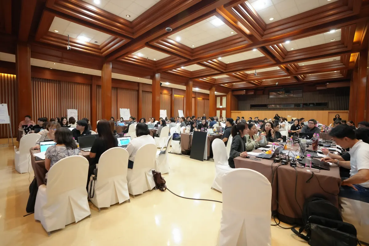 ทีมขายนำเสนอกราฟยอดขายตัวอย่างการเล่าเรื่องข้อมูลในห้องประชุมบอร์ดไทย
