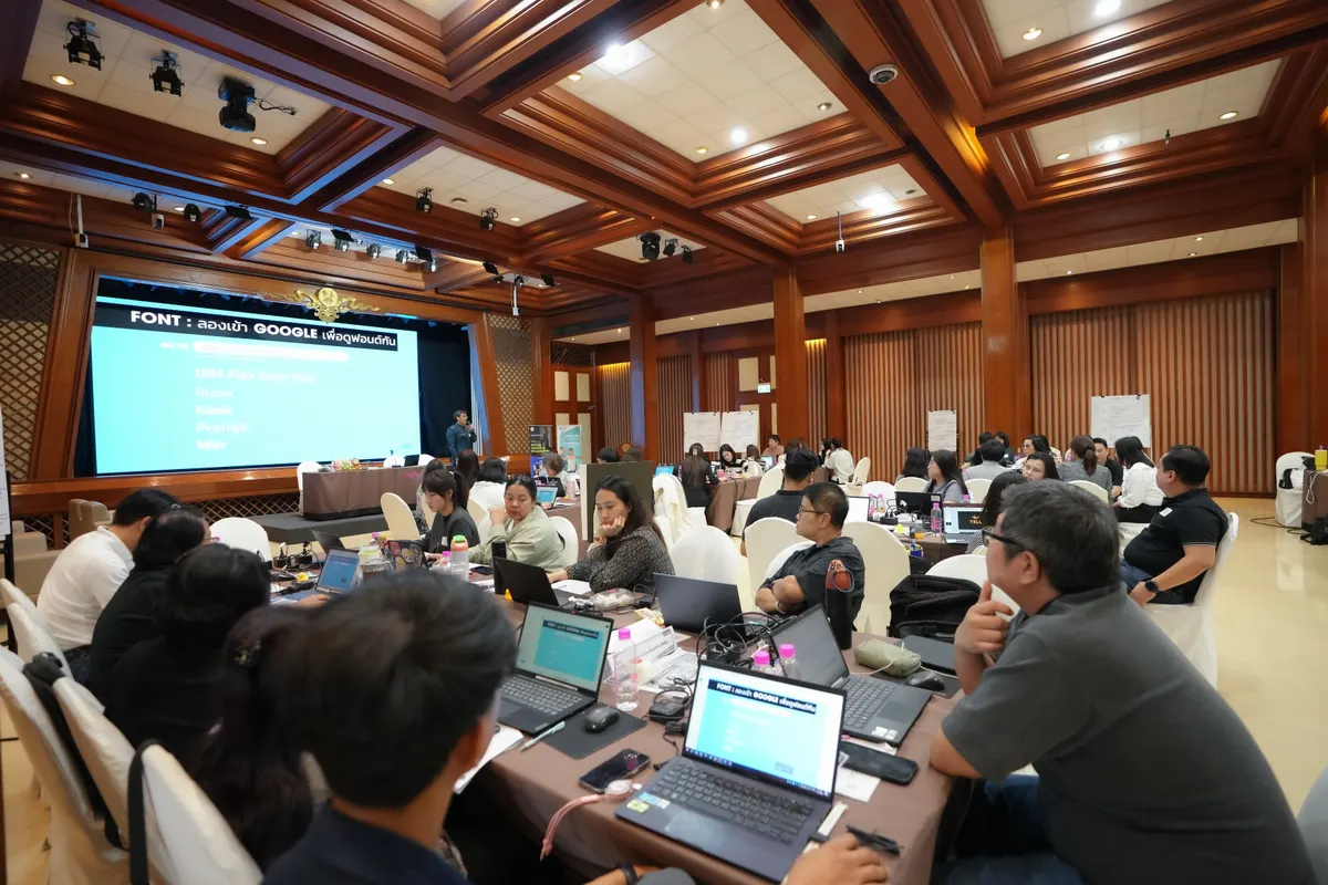พนักงานทบทวนสไลด์รายงานที่ยังเล่าข้อมูลแบบไม่มีเรื่องราวในคลาส Workshop
