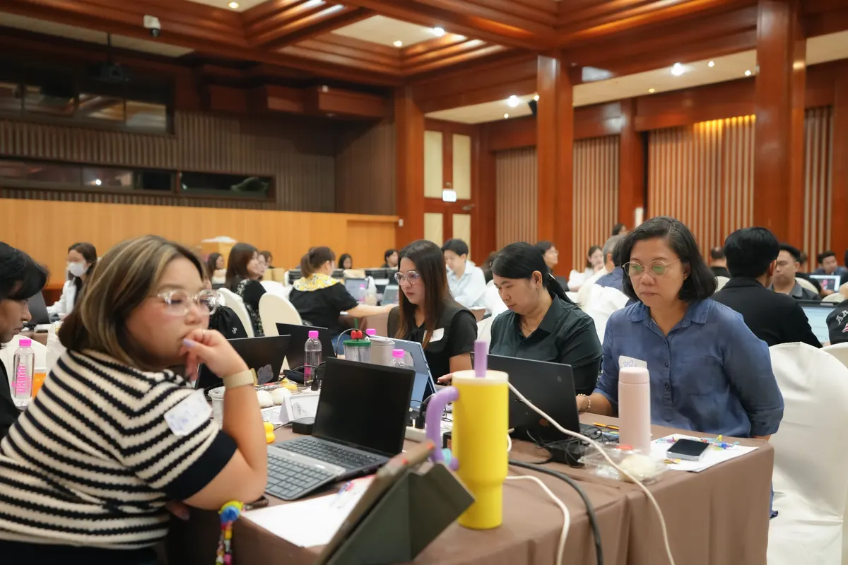 ผู้เข้าอบรมถามคำถามวิทยากรหลังจบ Workshop Data Storytelling ในห้องประชุม