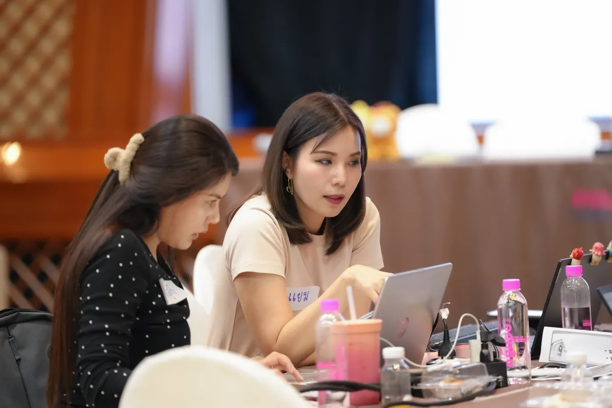 ผู้เรียนฝึกแปลงตัวเลขเป็นเรื่องราวในคลาสหลักสูตร Data Storytelling สำหรับองค์กร