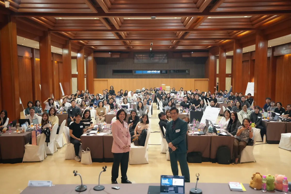 ผู้บริหารฟังทีมนำเสนอข้อมูลหลังผ่านหลักสูตร Data Storytelling องค์กร
