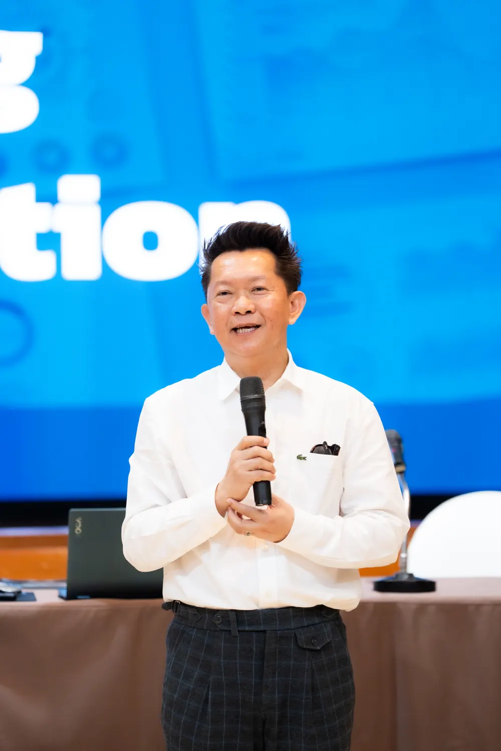 ทีมพนักงานทั้งแผนกฝึกอบรม In-House Training การนำเสนอพร้อมกันในห้องอบรมองค์กร