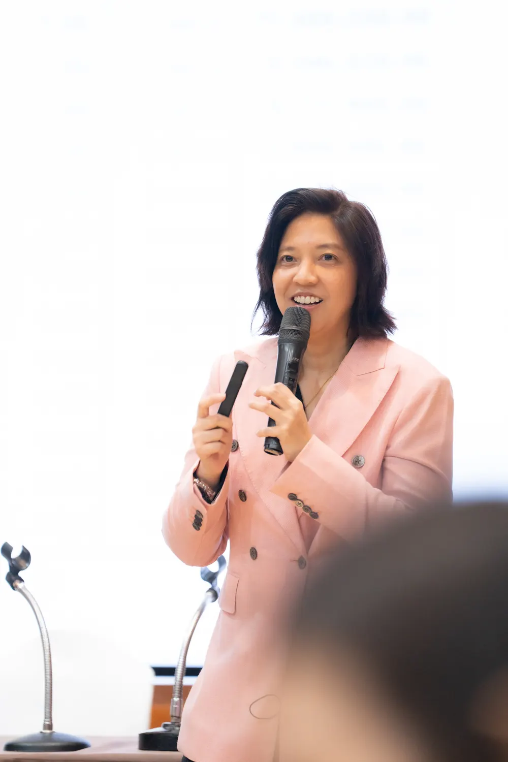 ผู้เข้าอบรมฟังวิทยากรอธิบายสาเหตุที่องค์กรไทยเลือกวิทยากรสอน Presentation ผิดคน