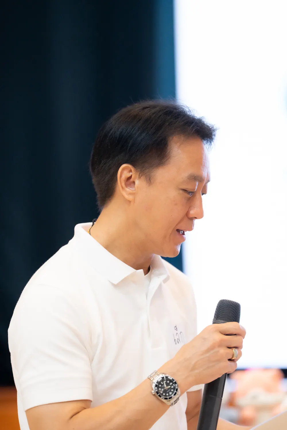 วิทยากรอธิบายความสำคัญของกรอบความคิดที่มีมาตรฐานรับรองให้ผู้เข้าอบรมฟัง
