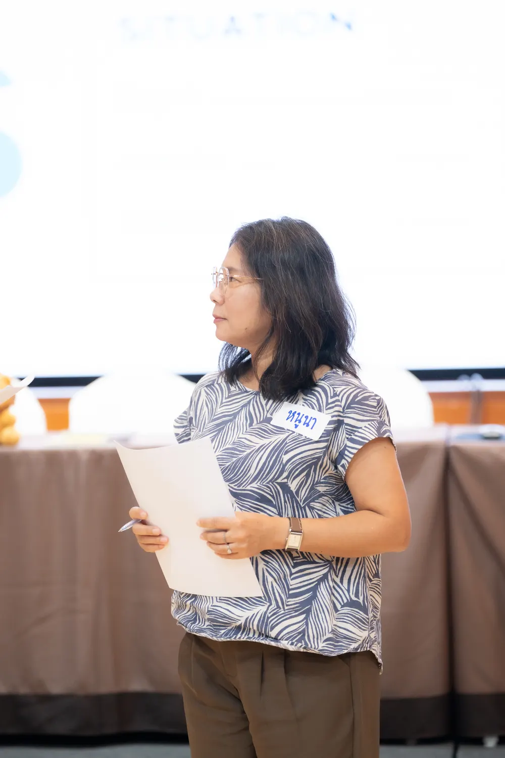 ฝ่าย HR จดคำถามที่ควรถามวิทยากรก่อนตัดสินใจจ้างในการประชุมกับทีม Betterpitch