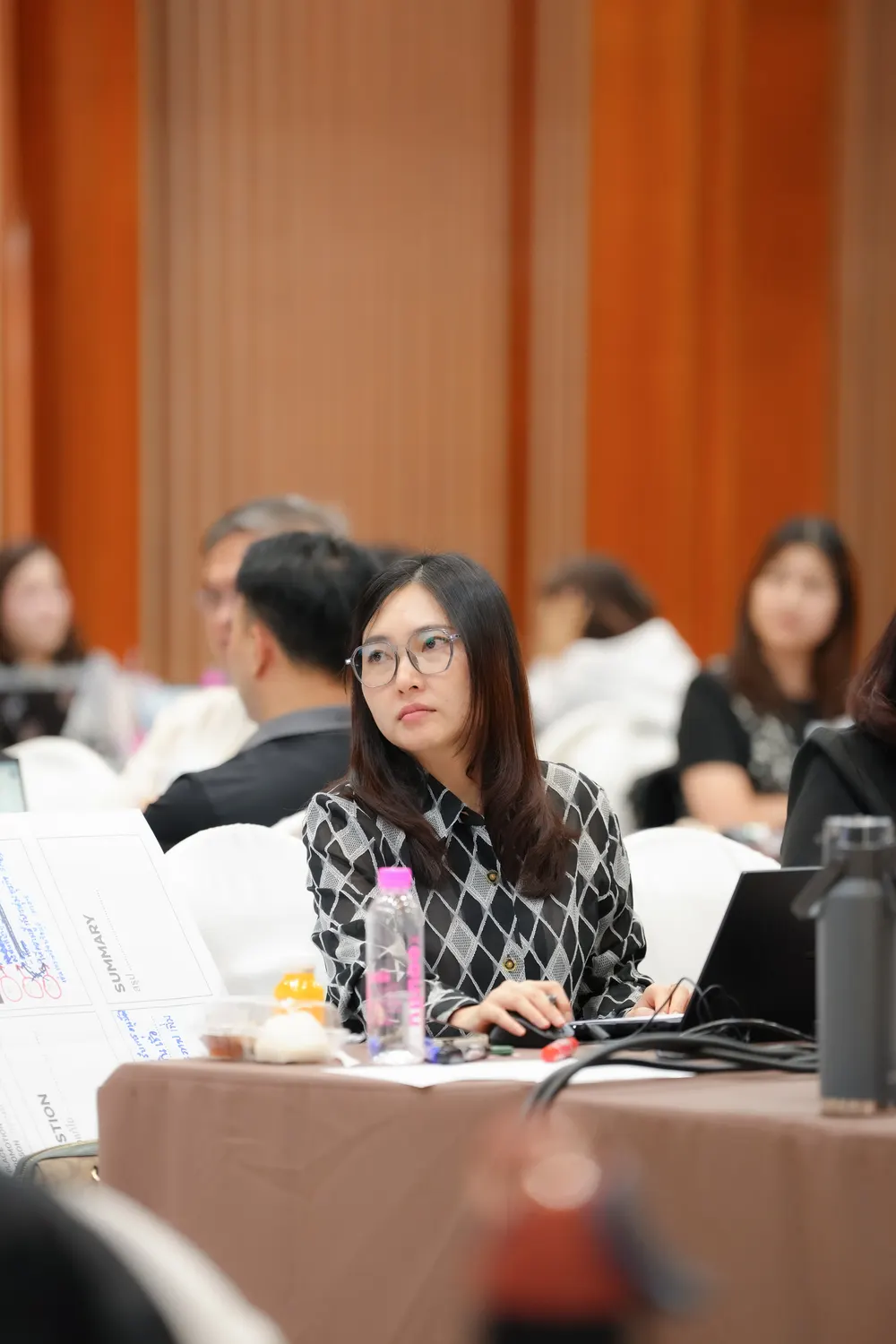 วิทยากร Betterpitch สาธิตการใช้เครื่องมือ AI สร้างสไลด์นำเสนอในห้องอบรม