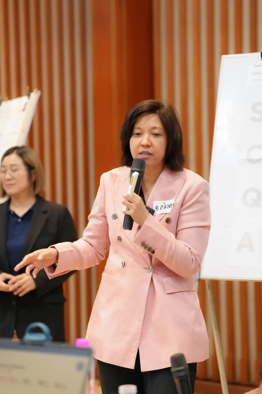 ผู้เรียนซักถามวิทยากรหลังจบคลาส In-House Training เรื่องหลักสูตรอบรมพนักงาน