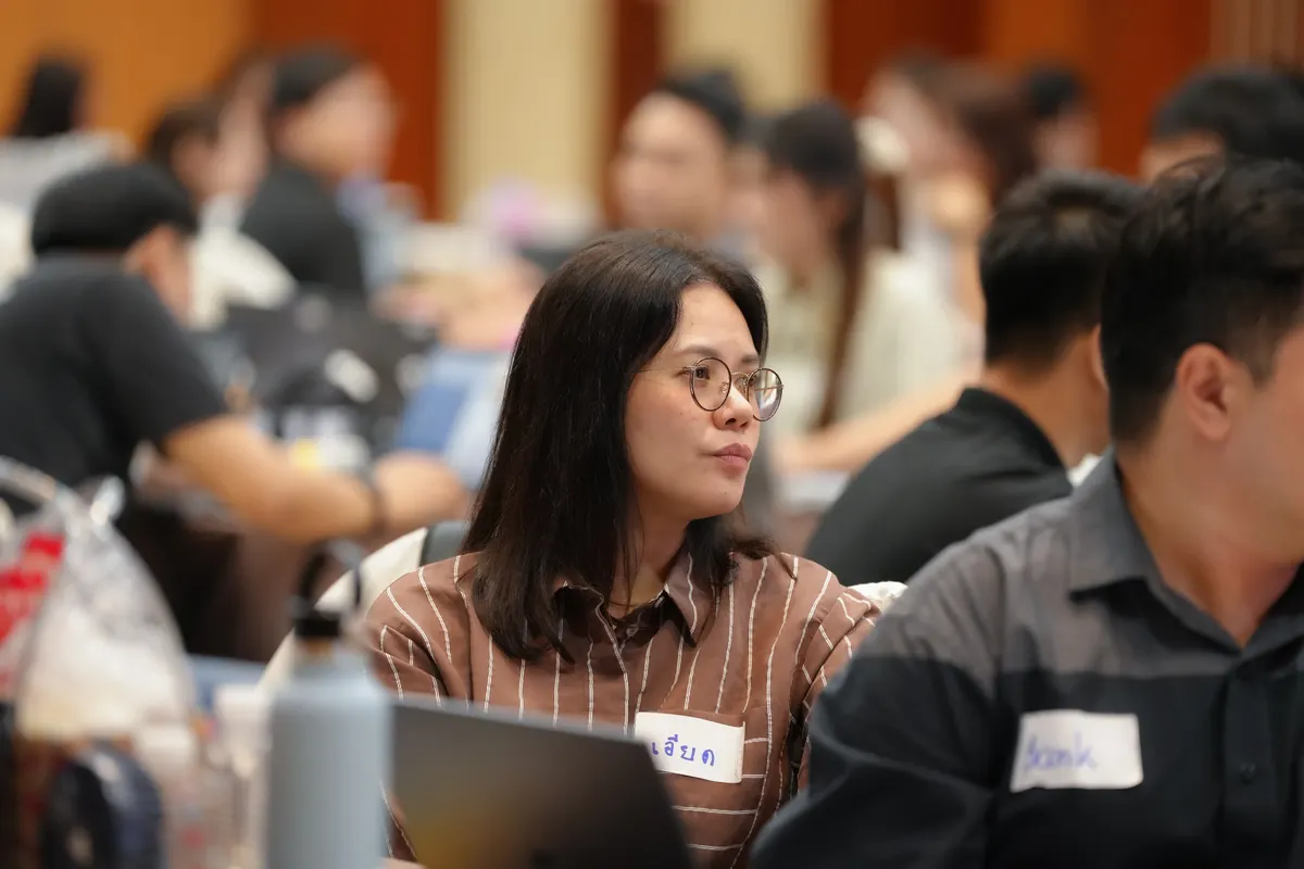 ผู้เข้าอบรมกำลังพูดคุยแลกเปลี่ยนความเห็นในกลุ่มย่อยระหว่างเวิร์กช็อป Public Speaking