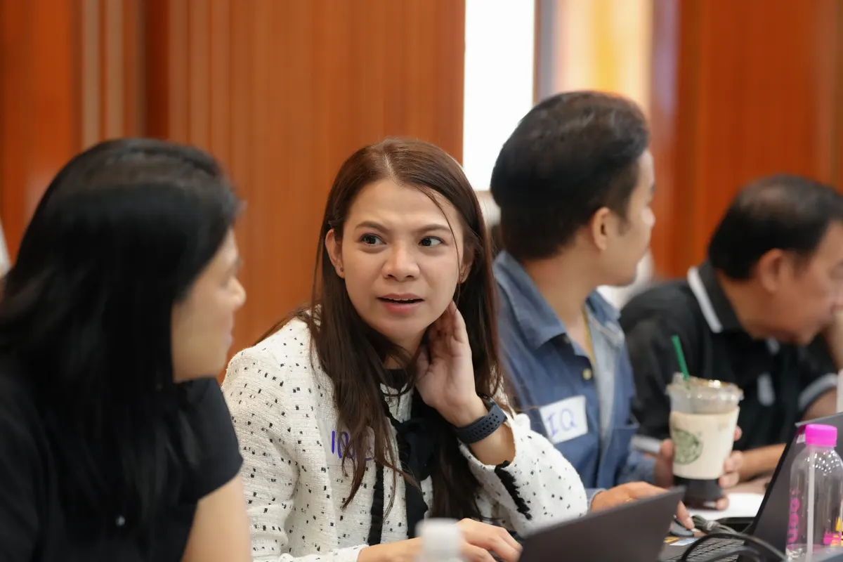 ผู้เข้าอบรมกำลังพูดคุยหารือข้อมูลระหว่างกิจกรรม Data Visualization